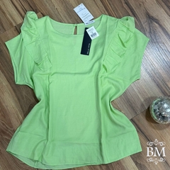 Blusa em Viscolinho,Verde, Manga Japonesa, Detalhe Babado Ombro, Fechamento Botão Gola, Bella Vitta BM1241V