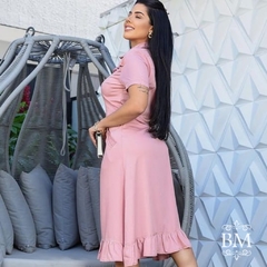 Vestido em Viscojeans, Rosé, Bolsos, Detalhe Frontal, Fechamento Botão, Babado Saia, Rosarrara BM1121R na internet