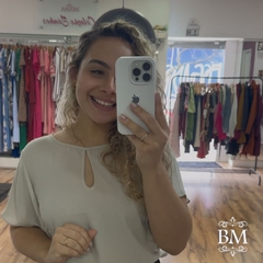 Blusa Crepe Areia, Manga Babado, Detalhe Gota Decote, Fechamento Botão Gola, Bella Vitta BM1240C