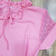 Blusa em Crepe, Manga Curta em Tule Poá, Rosè, Detalhe Franzido Gola, Amarração, Lilaisa BM1055R