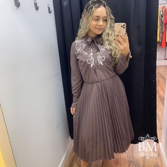 Vestido Plissado, Marron, Crepe, Elástico Cintura, Botão Frontal, Bordado, Amarração Gola, Kauly BM0981