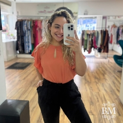 Blusa Crepe Telha, Manga Babado, Detalhe Gota Decote, Fechamento Botão Gola, Bella Vitta BM1240T