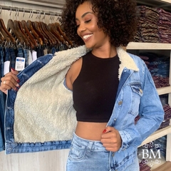 Jaqueta Jeans Delavê, Fechamento Botão Frontal e Punho, Bolsos, Pelúcia Gola e Corpo Mokkai BM1092 - comprar online