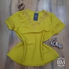 Blusa em Crepe, Mostarda, Aplique Guipier e Pérolas Decote, Detalhe Pregas Manga, Lilaisa BM1050M