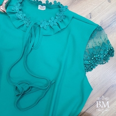 Blusa em Crepe, Verde Bandeira, Manga Curta em Renda e Pedraria, Babado e Guipir no Decote BM1029 - comprar online