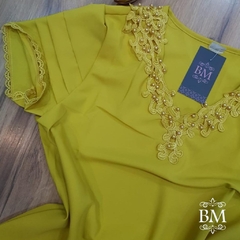Blusa em Crepe, Mostarda, Aplique Guipier e Pérolas Decote, Detalhe Pregas Manga, Lilaisa BM1050M - comprar online