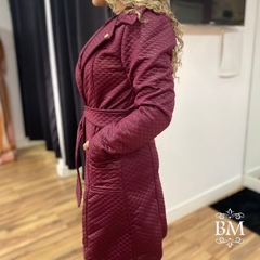 Sobretudo Marsala, em Tecido Matelassê , Fechamento Botão, Bolsos, Cinto, Feminine BM0989M - BellaMolina Modas