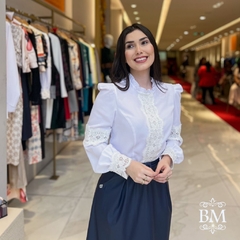 Camisa Branca, em Crepe, Manga Longa, Detalhe Renda Manga e Frente, Zíper Costa, Kauly BM1131 - comprar online