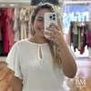 Blusa Crepe Off White, Manga Babado, Detalhe Gota Decote, Fechamento Botão Gola, Bella Vitta BM1240B