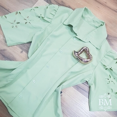 Blusa Verde Claro, em Seda Espelity, Manga Curta, Detalhe em Corte Quente, Lara Valentina BM1145C