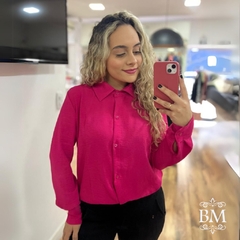 Camisa Pink, em Crepe, Manga Longa, Punho, Gola, Fechamento Botão Frontal BM1024P