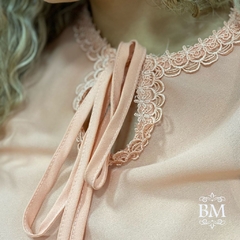 Blusa em Crepe, Salmão, Manga Curta em Renda e Pedraria, Aplique em Guipir no Decote, Lilaisa BM1004S - comprar online