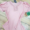 Blusa em Crepe, Rosè, Manga Curta Bufante, Renda Decote e Pérolas, Botão BM1030R