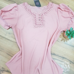 Blusa em Crepe, Rosè, Manga Curta Bufante, Renda Decote e Pérolas, Botão BM1030R