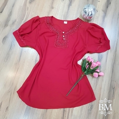 Blusa em Crepe, Vermelha, Manga Curta Bufante, Renda Decote e Pérolas, Botão BM1030VM