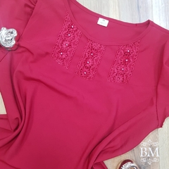 Blusa em Crepe, Vermelha, Manga Curta Bufante, Aplique de Renda Pérolas Decote, Lilaisa BM1053V - comprar online