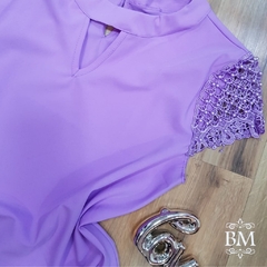 Blusa em Crepe, Lilás, Recorte Gola, Aplique Guipier e Pérolas Manga, Lilaisa BM1052L - comprar online
