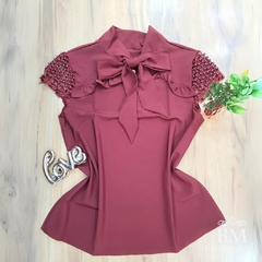 Blusa em Crepe, Marsala, Laço Gola, Manga Curta em Renda e Pérolas, Detallhe Babado, Lilaisa BM1056