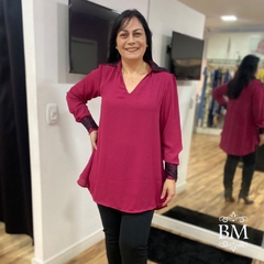 Bata, em Crepe Seda, Marsala, Manga Longa, Detalhe em Renda Gola e Punho Bella Molina BM0999M