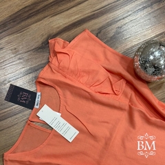 Blusa em Viscolinho, Pêssego, Manga Japonesa, Detalhe Babado Ombro, Fechamento Botão Gola, Bella Vitta BM1241P na internet