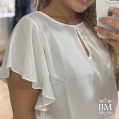 Blusa Crepe Off White, Manga Babado, Detalhe Gota Decote, Fechamento Botão Gola, Bella Vitta BM1240B - comprar online