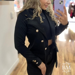 Blazer Alongado, Preto, Ponto Roma com Elastano, Lapela, Revél e Gola Dupla, Botão Brasão, Enncante BM1109P - comprar online