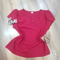 Blusa em Crepe, Vermelha, Manga Curta Bufante, Aplique de Renda Pérolas Decote, Lilaisa BM1053V