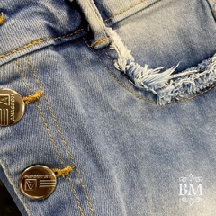 Saia Jeans Lavagem Clara, Cós / Bolso e Barra Desfiada, Fechamento Botão, Anagron BM0931 na internet
