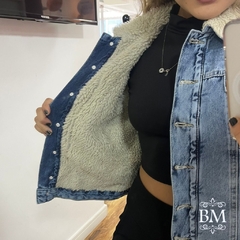 Jaqueta Jeans Delavê, Fechamento Botão Frontal e Punho, Bolsos, Pelúcia Gola e Corpo Mokkai BM1092 na internet