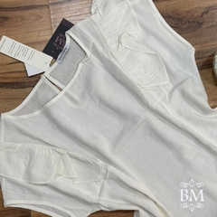 Blusa em Viscolinho, Off White, Manga Japonesa, Detalhe Babado Ombro, Fechamento Botão Gola, Bella Vitta BM1241B na internet