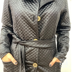 Sobretudo Preto, em Tecido Matelassê, Fechamento Botão, Bolsos, Cinto, Feminine BM0989P - BellaMolina Modas