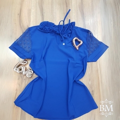 Blusa em Crepe, Manga Curta em Tule Poá, Azul, Detalhe Franzido Gola, Amarração, Lilaisa BM1055A