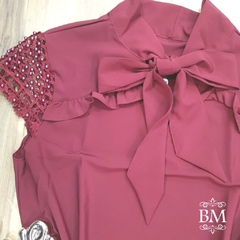Blusa em Crepe, Marsala, Laço Gola, Manga Curta em Renda e Pérolas, Detallhe Babado, Lilaisa BM1056 - comprar online