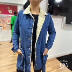Parka em Jeans, Bolsos, Fechamento Botão Frontal e Punho, Cinto, Pelúcia Gola e Frente, Mokkai BM1110
