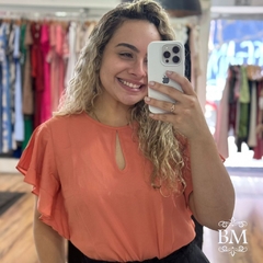 Blusa Crepe Telha, Manga Babado, Detalhe Gota Decote, Fechamento Botão Gola, Bella Vitta BM1240T - comprar online