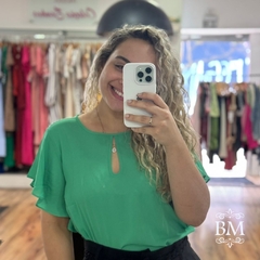 Blusa Crepe Verde, Manga Babado, Detalhe Gota Decote, Fechamento Botão Gola, Bella Vitta BM1240V