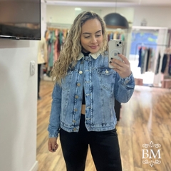 Jaqueta Jeans Delavê, Fechamento Botão Frontal e Punho, Bolsos, Pelúcia Gola e Corpo Mokkai BM1092