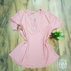 Blusa em Crepe, Rosé, Plus Size, Aplique Guipier e Pérolas Gola e Manga, Lilaisa BM1060R