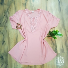 Blusa em Crepe, Rosé, Plus Size, Aplique Guipier e Pérolas Gola e Manga, Lilaisa BM1060R