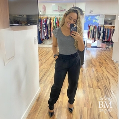 Calça em Crepe, Preta, Alfaiataria, Bolso Frontal, Prega, Cinto Trançado, Zíper na Perna BM0967