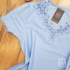 Blusa em Crepe, Azul Claro, Aplique Guipier e Pérolas Decote, Detalhe Pregas Manga, Lilaisa BM1050A - comprar online