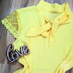 Blusa em Crepe, Amarela, Laço Gola, Manga Curta em Renda Trabalhada, Lilaisa BM1057 - comprar online