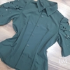 Blusa Verde Oliva, em Seda Espelity, Manga Curta, Detalhe em Corte Quente, Lara Valentina BM1145O