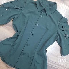 Blusa Verde Oliva, em Seda Espelity, Manga Curta, Detalhe em Corte Quente, Lara Valentina BM1145O
