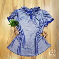 Blusa em Crepe com Brilho, Manga Curta, Azul Royal, Detalhe Franzido Gola, Amarração, Lilaisa BM1054A