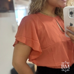 Blusa Crepe Telha, Manga Babado, Detalhe Gota Decote, Fechamento Botão Gola, Bella Vitta BM1240T na internet
