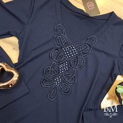 Blusa Malha Canelada, Azul Marinho, M/L Gola em V, Saia Bella BM0105 - comprar online