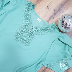 Blusa em Crepe, Verde, Manga Curta Bufante, Renda Decote e Pérolas, Botão BM1030VD - comprar online