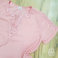 Blusa em Crepe, Rosé, Plus Size, Aplique Guipier e Pérolas Gola e Manga, Lilaisa BM1060R - comprar online