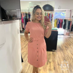 Vestido Crepe Microfibra, Salmão, Saia Evasê com Recorte Detalhe Botão, Cinto, Forro, Invait BM1070 - comprar online
